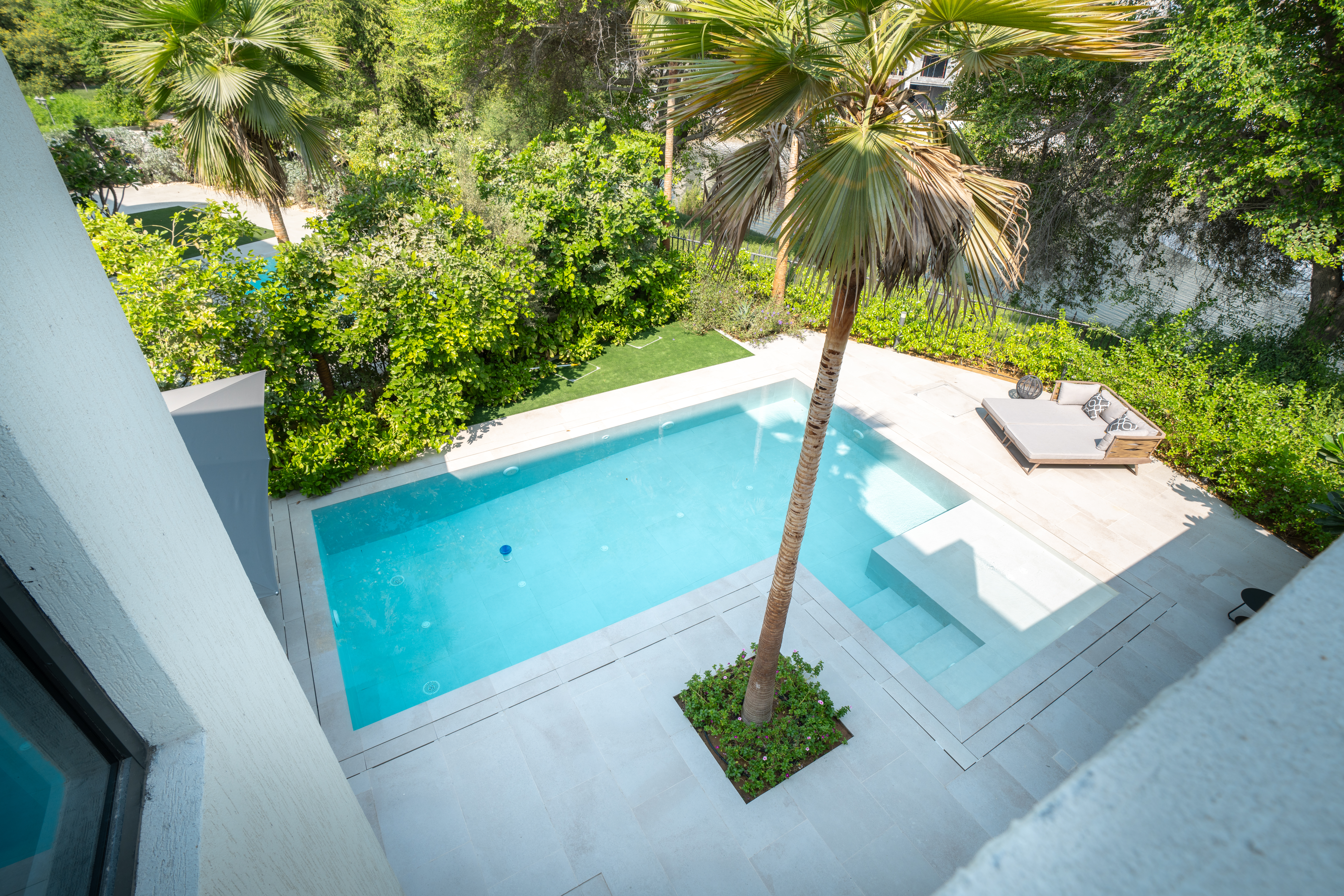 Modern Villa — photograph 2